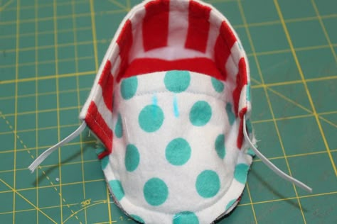 Cloth Baby Shoe Tutorial + Pattern ~ Free-Tutorial.net Diy Baby Shoes, Shoe Tutorial, Baby Shoes Diy Pattern, Baby Shower Games For Large Groups, Sewing Slippers, Kitchen Towels Crafts, Baby Shoes Tutorial, Shoes Tutorial, Baby Doll Shoes