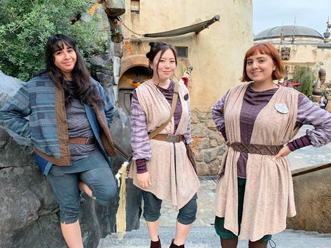 How to Dress, Speak, and Act like a Batuuan at STAR WARS: Galaxy's Edge Galaxy's Edge Outfit, Star Wars Inspired Outfits, Black Spire Outpost, Star Wars Disneybound, Disney Bound Outfits Casual, Star Wars Galaxy's Edge, How To Act, Star Wars Fashion, Star Wars Halloween