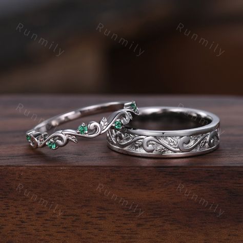 Here we have a 2pcs Couple Rings Set Inspired Leaf Emerald Engagement Rings For Women Vintage Leaf Wedding Band For Men Unique Wedding Anniversary Ring Set. ITEM DESCRIPTION ✦ Handmade, high-quality item! ✦ Material: Sterling Silver/10K/14K/18K/Platinum ►Sold as a two-piece set ►His ring is Sterling Silver/White Gold ►His band width: 5mm ►Her ring is Sterling Silver/White Gold.(can be made in 10/14/18k white/rose/yellow/black gold) ►Stone: 1.5mm round cut lab green emerald ►Her band width: 3mm ► Simple Wedding Rings Western, Wedding Band For Men Silver, Green And Gold Promise Ring, Forest Themed Engagement Ring, Masculine Engagement Rings Silver, Fantasy Wedding Ring Set, Emerald Engagement Ring Green Silver, Scottish Engagement Rings, Emerald Wedding Rings Silver