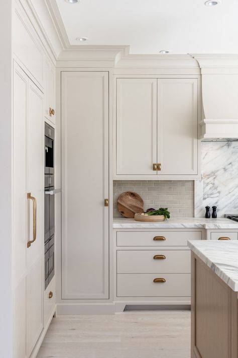 Cream Colored Kitchens, Cream Colored Kitchen Cabinets, Kitchen Ikea, Classic Kitchen, Home Luxury, Transitional House, Kitchen Cabinet Colors, Kitchen Reno, Counter Tops