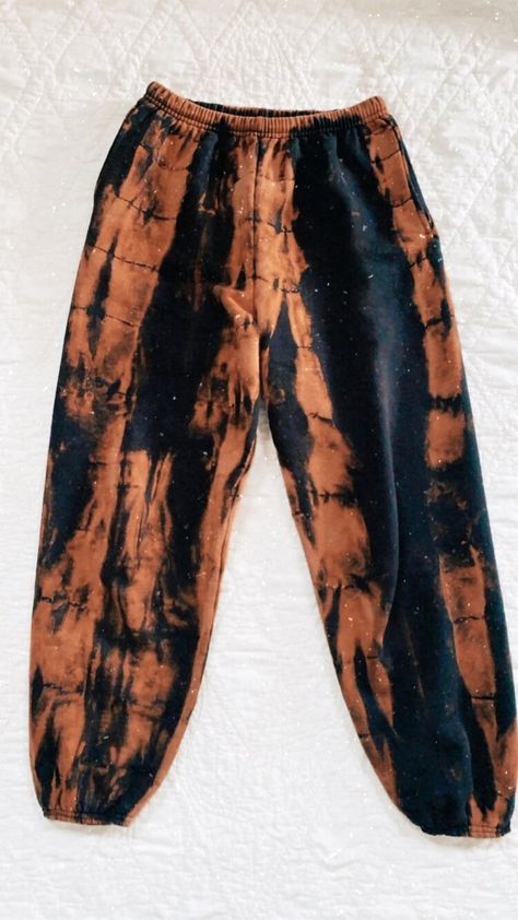 Tie Dye Clothes Aesthetic, Bleach Dye Sweatpants, Diy Tie Dye Sweatpants, Tie Dye Bleach Shirt, Tye Dye Pants Diy, Bleach Dye Pants, Tie Dye Pants Diy How To, Tie Dye Pants Diy, Bleach Tie Dye Diy Patterns