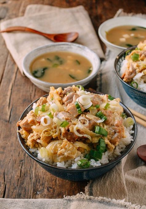 #Okakodon (#Japanese #Chicken & #Egg #Rice #Bowls)recipe by thewoksoflife.com Japanese Oyakodon, Oyakodon Recipe Easy, Oyakodon Recipe, Japanese Rice Dishes, Koreansk Mad, Dashi Stock, Egg Rice, Japanese Diet, Japanese Chicken