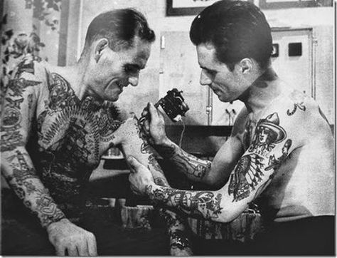 Here are the meanings behind 19 classic sailor tattoos - We Are The Mighty Rose Tattoo Black, Master Tattoo, 10 Tattoo, Sailor Tattoos, Sailor Tattoo, Lily Munster, Tattoo Posters, History Tattoos, Tattoo People