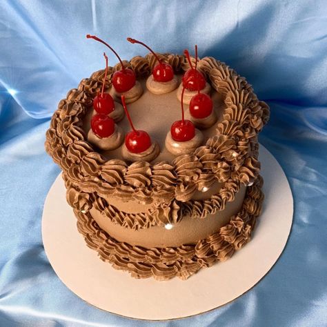 Chocolate Icing Designs, Chocolate Cake Aesthetic Vintage, Cute Chocolate Cake Designs, Vintage Cake Chocolate, Chocolate Vintage Cake, Aesthetic Chocolate Cake, Vintage Chocolate Cake, Cute Chocolate Cake, Chocolate Cake Aesthetic