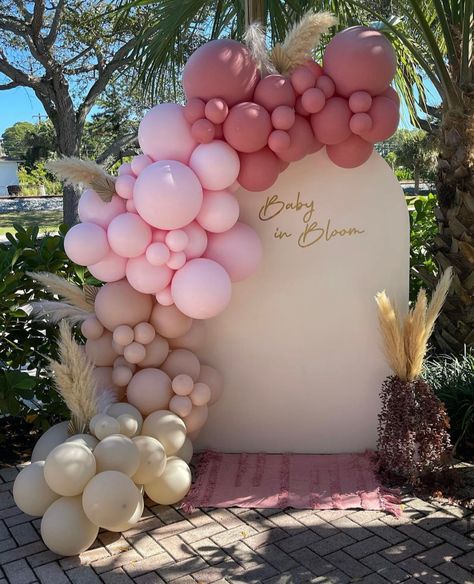 Pink And Brown Balloons, Balloon Inspiration, Baby Shower Balloon Backdrop, Baby Shower Mujer, Ballon Arch Design, Balloon Arch With Flowers, Baby In Bloom Backdrop, Baby Shower Balloons Girl, Pink Photo Backdrop