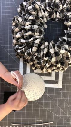 Julies Wreath Boutique, Bubble Wreath, Burlap Wreath Tutorial, Burlap Flower Wreaths, Burlap Wreath Diy, Pinterest Christmas, Deco Mesh Wreaths Diy, Mesh Wreath Tutorial, Holiday Wreaths Diy