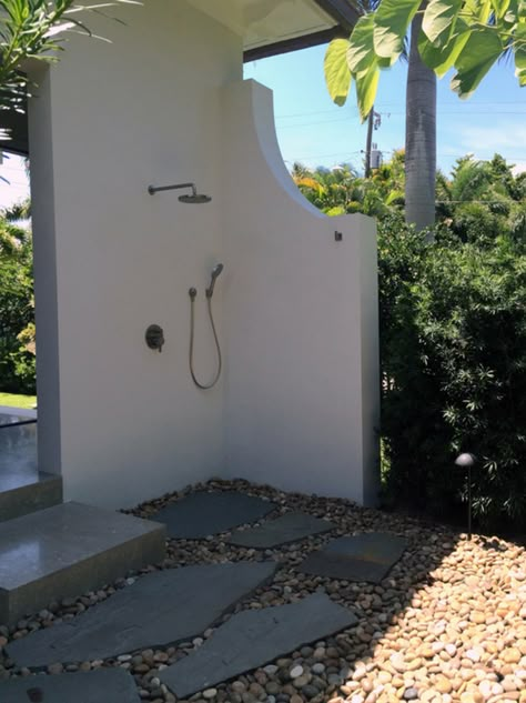 Outdoor Shower Concrete, Outdoor Shower Luxury, Shower Drain Ideas, Privacy Landscaping Backyard, Playa Ideas, Outdoor Bathroom Design, Amazing Showers, Privacy Landscaping, Pool Shower