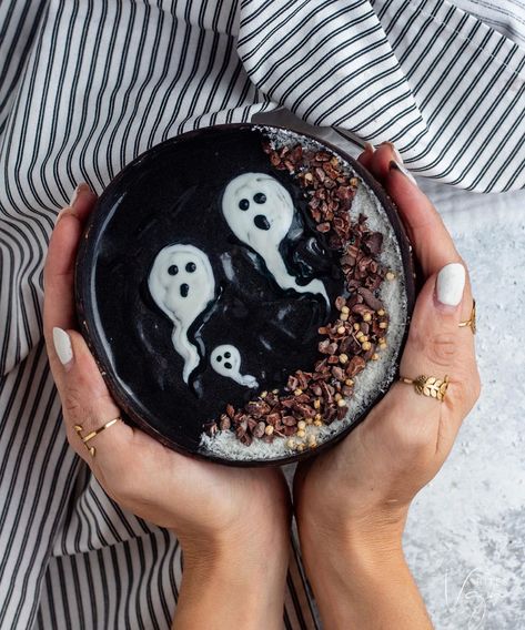 Repost @vgnbites_ Trick or treating 👻?!⁣ 🤍🖤 This spooky Ghoul GHOST black smoothie bowl is not only a 100% vegan smoothie bowl, but it is also artificial colour free – using dark cocoa to give it it’s a spooky dark colour and rich chocolatey taste!⁣ Black Smoothie, Ghoul Ghost, Halloween Deserts, Study Snacks, Fruit Syrup, Coconut Charcoal, Puffed Quinoa, Vegan Smoothie Bowl, Halloween Breakfast