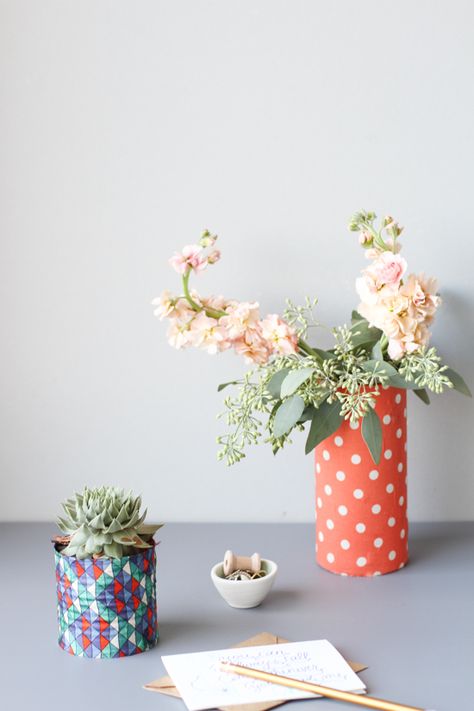 DIY fabric vases made from recycled cans Diy Vases, Vase Ideas, Recycle Cans, Summer Crafts For Kids, Diy Vase, Upcycled Crafts, Crafty Craft, Crafty Diy, Crafts For Teens