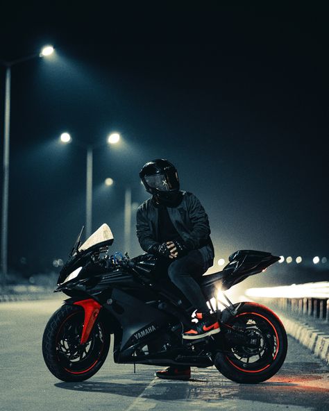 “Night rider vibes under city lights 🌃🏍️💨 #LifeOnTwoWheels” @moinmonu3 #BikerLife #NightRider #YamahaRiders #StreetStyle #BikerVibes #MotoLove #NightPhotography #AdrenalineRush #StreetLights #Yamaha Night Photography Men, Night Rider, Photography Men, Adrenaline Rush, Man Bike, Biker Life, Street Light, Night Photography, City Lights