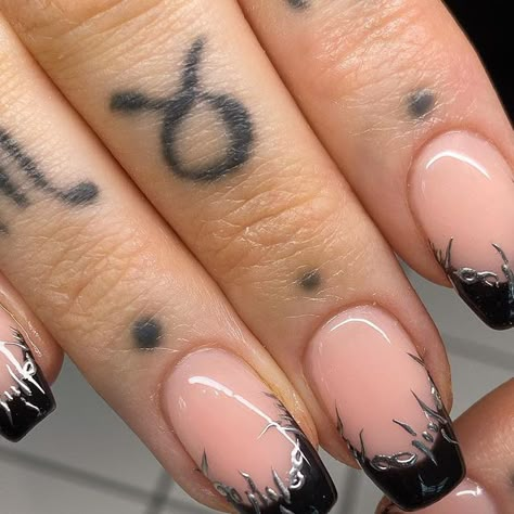 Barbed Wire French Tip Nails, Goth Dip Powder Nails, Goth Nail Designs Short, Barbed Wire Heart Nails, Goth Heart Nails, Short Goth Nails Ideas, Thorn Nails, Nails Barbed Wire, Visual Kei Nails