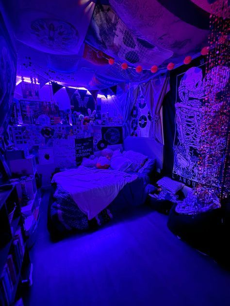 Room Asthetics Indie, Grunge Aesthetic Room Decor Ideas, Weird Room Aesthetic, Trippy Apartment Aesthetic, Bedroom Ideas For Small Rooms Grunge, Alt Girl Bedroom, Vapor Wave Room, 90s Grunge Room Aesthetic, Teenage Bedroom Aesthetic