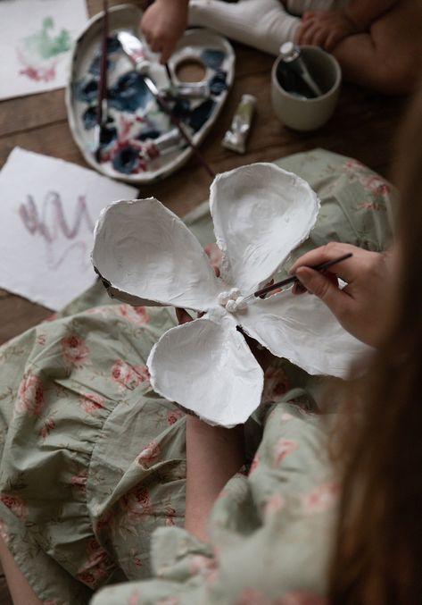 Papier Mache Flowers Diy, Paper Mache Relief Art, Flower Paper Mache, Papier Mache Flowers, Paper Flower Sculpture, Paper Mache Flowers Diy, Paper Mache Sculpture Diy, Paper Mache Sculpture Ideas, Papier Mache Art Ideas