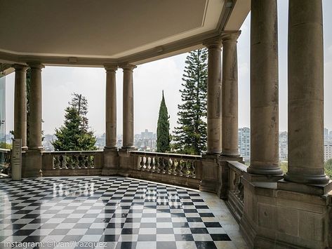 Luxury Balcony Design, Balcony Luxury, Old Mansions Interior, Chapultepec Castle, English Mansion, Luxury Balcony, Castle Window, Home Front Door, Italian Castle