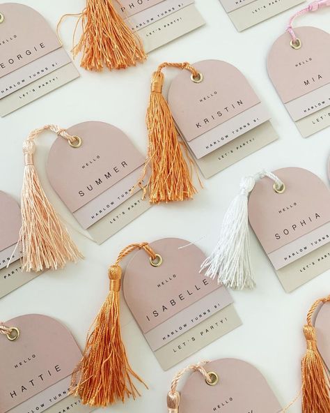 Tassel Name Card Wedding, Tassel Place Cards, Army Portrait, Name Card Ideas, Table Tags, Flower Gift Ideas, Polka Dot Paper, Diy Event, Luxury Stationery