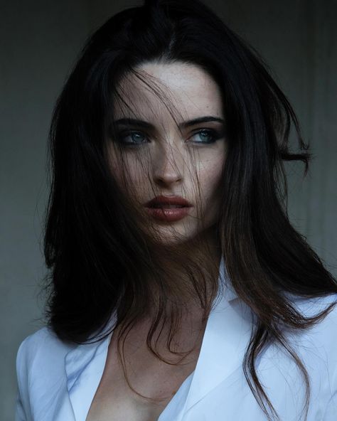 Black Hair Pale Skin, Blue Eyes Aesthetic, Dark Hair Blue Eyes, Makup Looks, Hair Pale Skin, Dark Blue Eyes, Black Hair Blue Eyes, Portrait Photography Women, Makeup And Hair