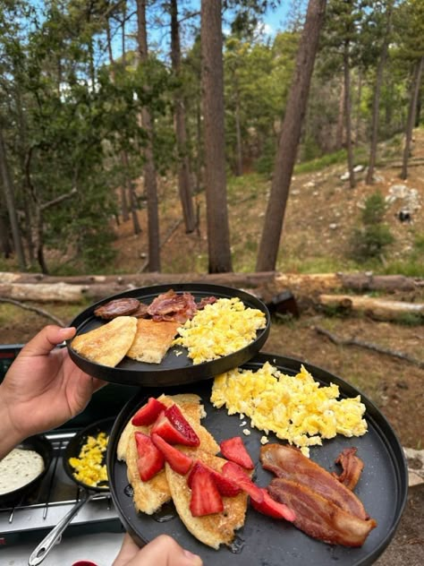 Top 15 Easy Camping Meals for the Family: Quick, Delicious Recipes for Outdoor Adventures Camping Food Ideas Aesthetic, Cabin Trip Food Ideas, Camping Aesthetic Food, Camp Breakfast Ideas, Simple Camping Meals, Camping Dinner Ideas, Cabin Meals, Camping Breakfast Ideas, Camping Inspo