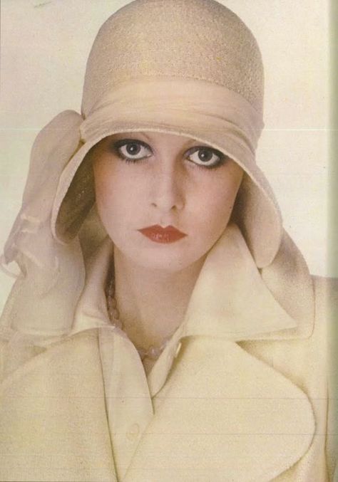 Cappello Cloche, Jean Shrimpton, Adored Vintage, Linda Evangelista, Vogue Uk, Love Hat, Wearing A Hat, 1970s Fashion, 1920s Fashion