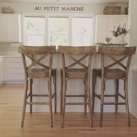 Little Farmstead: Farmhouse Kitchen (Simple Solutions) Kitchen Island Decor Ideas, Trendy Farmhouse Kitchen, Farmhouse Bar Stools, Island Chairs, Classy Kitchen, Island Stools, Farmhouse Kitchen Island, Kitchen Island Decor, Wooden Bar Stools