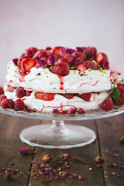 Nasi Goreng Recept, Pavlova Toppings, Christmas Pavlova, Strawberry Pavlova, Pavlova Cake, Powdered Food Coloring, Meringue Cake, Pavlova Recipe, Fruit Toppings