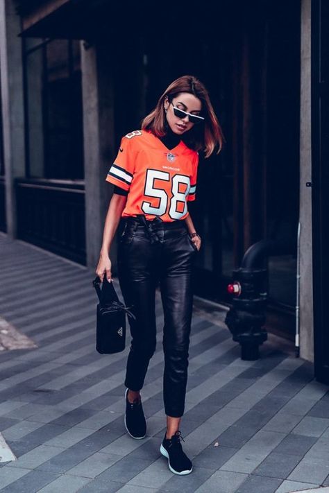 15 Ultra Preppy Looks to Beat Those Winter Blues Looks Adidas, Football Jersey Outfit, Jersey Fashion, Football Game Outfit, Football Fashion, Nike Jersey, Jersey Outfit, Preppy Look, Football Outfits