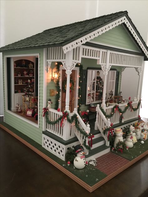 Dollhouse Miniature Mary Engelbreit Christmas Christmas Dollhouse Exterior, Dollhouse Themes, Dollhouse Holiday, Christmas Dollhouse, Christmas Shadow Boxes, Christmas Houses, Dollhouse Christmas, Christmas Village Houses, Doll House Crafts