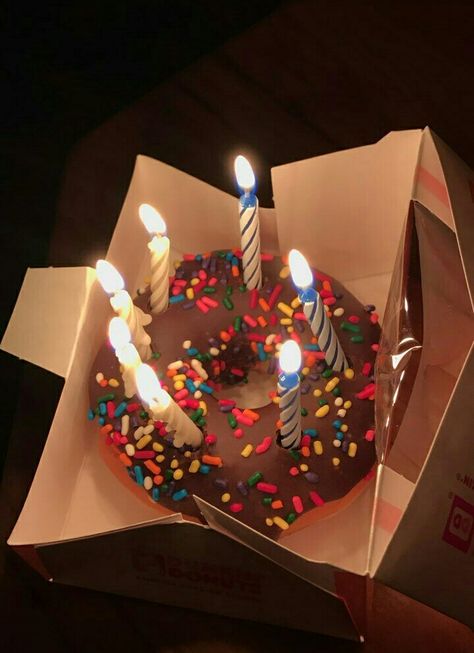 donut cake Donut With Candle, Donut Birthday Cake, Donuts Cake, Donut Cake, Donut Box, Donut Birthday Parties, Cake Donuts, Cars Birthday, Boyfriend Birthday