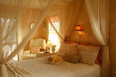 Romantic Bedroom Colors, Victorian Bedrooms, Sunshine Room, Baños Shabby Chic, Shabby Chic Apartment, Shabby Chic Bathrooms, Romantic Bedrooms, Bedroom Traditional, Victorian Bedroom