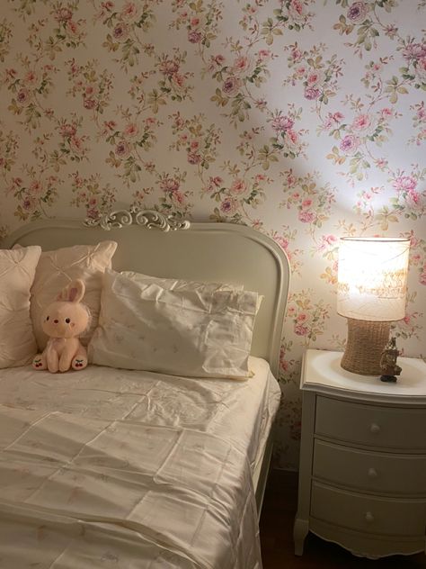 pink bedroom Coquette Wallpaper For Room, Coquette Wallpaper For Bedroom, Bedroom Coqquete, Coquet Bedroom, Cotteque Bedroom, Coquette Pink Bedroom, Coquette Wallpaper Bedroom, Pink Vintage Aesthetic Bedroom, Coquette Bedroom Wallpaper