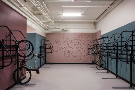 Modernist Holiday Inn becomes Los Angeles apartment complex Bike Room Design, Bike Storage Room, Bike Storage Apartment, Los Angeles Apartment, Parking Plan, Indoor Bike Rack, Los Angeles Apartments, Cycle Store, Multifamily Housing