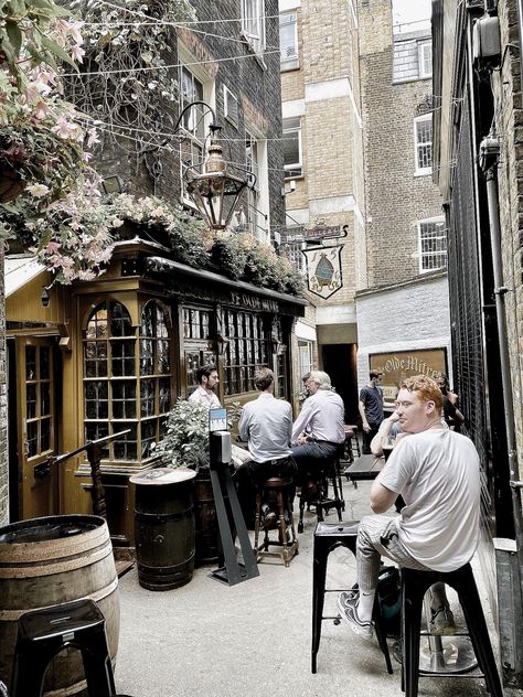 Old Pubs In London, Bars London, Bistro Cafe Design, London Cafe, American Bar, Rose Street, Aesthetic London, Great Fire Of London, American Bars