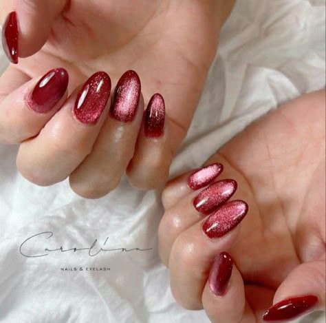 Wine Cat Eye Nails, Maroon Cat Eye Nails, Nailart Merah Maroon, Nail Art Merah Maroon, Nail Art Merah, Red Nails With Gems, Red Cat Eye Nails, Iconic Nails, Nail Cat Eye