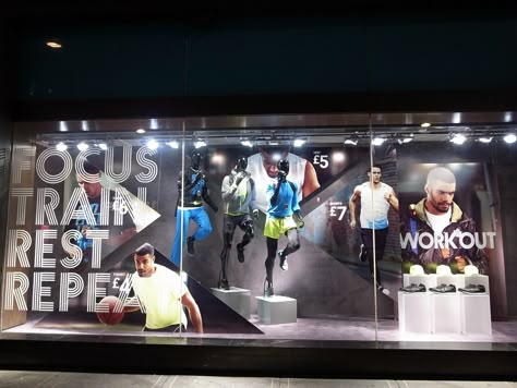 Men's Workout Store Mockup, Trial Room, Sport Display, Shop Window Ideas, Display Visual Merchandising, Window Display Retail, Show Window, Basketball Room, Retail Signage