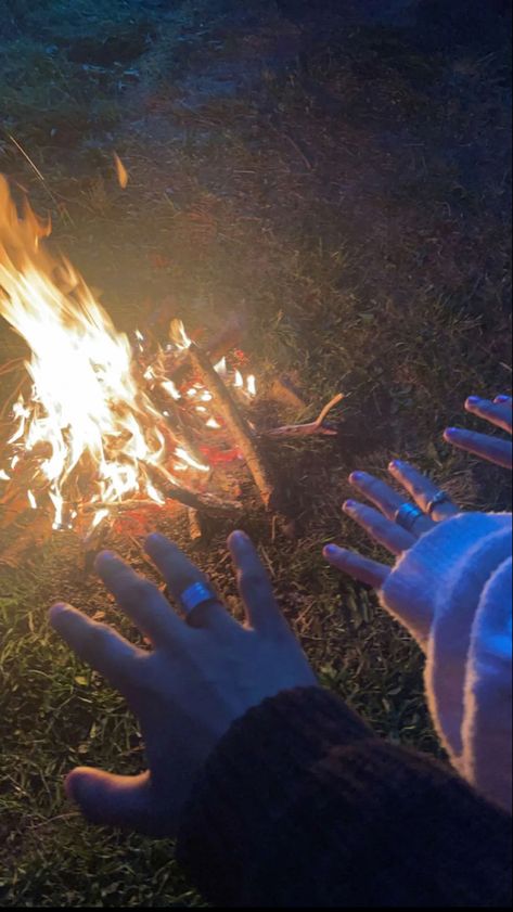 Bonfire, summer, summer vibes, aesthetic, couples, friends, summer goals, campfire Campfire Couple Aesthetic, Bonfire Aesthetic Couple, Bonfire Aesthetic Friends, Campfire Date, Campfire Couple, Bonfire Aesthetic, Oregon Summer, Summer Bonfire, Alphabet Dating