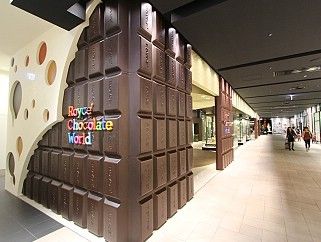 Chocolate Store Design, Candy Store Design, Royce Chocolate, Chocolate Boutique, Chocolate House, Chocolate Stores, Chocolate World, Chocolate Design, Stall Designs