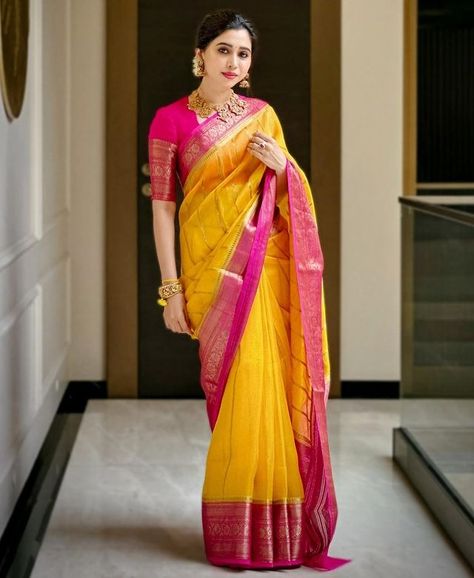 Aarti Ravi, Pakistan Street Style, Saree Blouse Styles, Yellow Saree, Gold Rings Fashion, Pakistani Designers, Fashion Hub, Asian Outfits, Pakistani Outfits