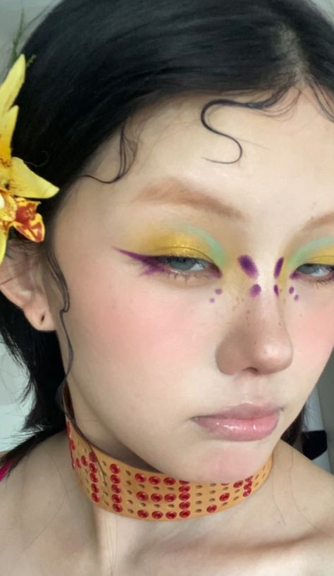 Floral Makeup Ideas, Weird Eye Makeup, Interesting Makeup Ideas, Pixie Makeup Looks, Funky Makeup Creative, Artistic Makeup Creative, Mythical Makeup, Flower Makeup Looks, Flower Eye Makeup