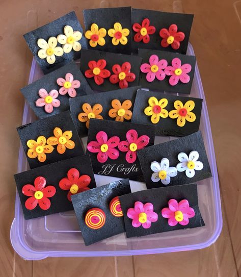 Paper Flower Earrings, Quiling Paper Earrings Ideas, Quilling Paper Earrings, Quling Earrings, Quilling Ideas Earrings, Diy Quilling Earrings, Quilling Keychains, Quilling Studs, Quilling Arts