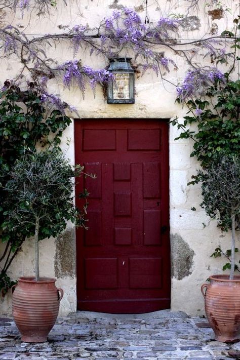 This colour with lilac instantly adds a pop of class to and ordinary beige door! Design Mom, Front Door Colors, Red Door, Beautiful Doors, Door Color, Color Of The Year, Pantone Color, Windows And Doors, Purple Flowers