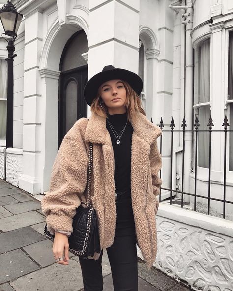 Oversized Winter Coat, Simple Winter Outfits, Trendy Winter Fashion, Fall Fashion Coats, New York Outfits, Womens Faux Fur Coat, Trendy Outfits Winter, Winter Outfits Cold, Fitted Turtleneck