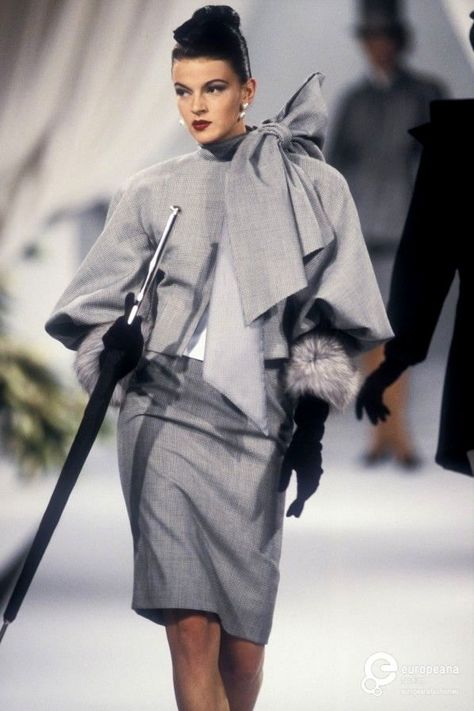 Gianfranco Ferré for Christian Dior, Autumn-Winter 1989 1980s Fashion Women, Dior Collection, Look Retro, Dior Vintage, Dior Haute Couture, Gianfranco Ferre, My Fair Lady, French Fashion Designers, Dior Fashion