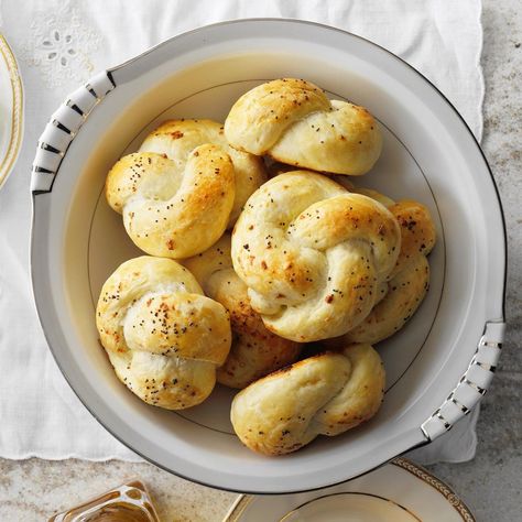 Traditional Thanksgiving Recipes, Onion Rolls, Fluffy Dinner Rolls, Butter Roll, Frozen Bread Dough, Homemade Rolls, Garlic Knots, Potato Roll, Easter Bread