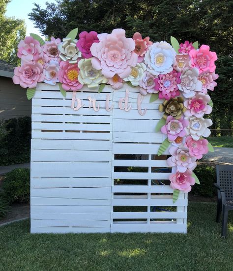 Floral Pallet Backdrop, Photo Booth Flowers, Flower Party Backdrop, Pallets Backdrop Ideas, White Pallet Backdrop, Simple Wedding Photo Backdrop, Mothers Day Backdrop Ideas Church, Pallet Backdrop Birthday, Pallet Photo Booth