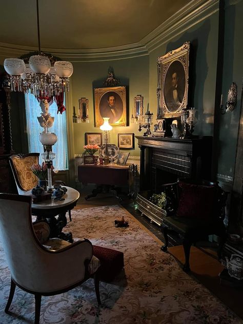 Victorian Homes Interior, Old Victorian Homes Interior, Parlor Ideas, Home Decor Victorian, Victorian Room, Victorian House Interiors, Victorian Interior Design, Old Victorian Homes, Victorian Parlor