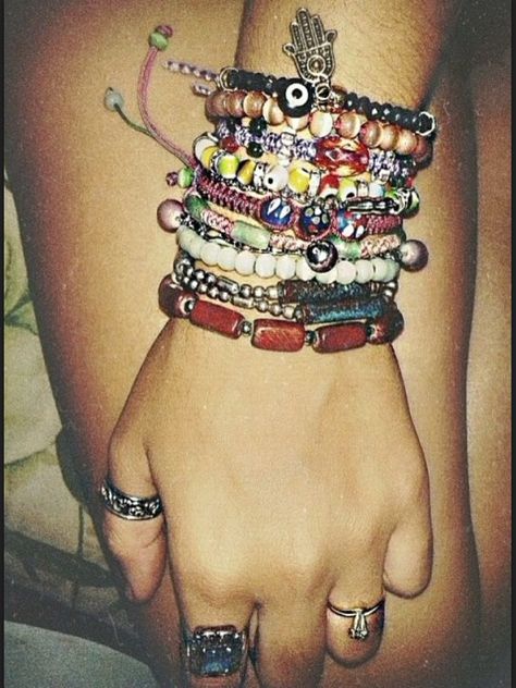 Funky Bracelet, Vintage Foto's, Bracelets And Rings, Hippie Life, Hippie Bracelets, Up Tattoos, Dope Jewelry, Funky Jewelry, Hippie Jewelry