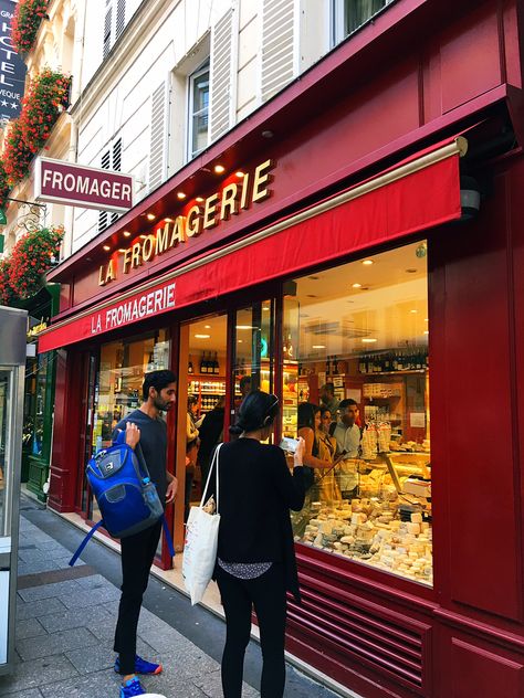 Experience Paris Fresh Food Market, Famous Cafes In Paris, Specialty Food Store, Vegetable Stand, Paris France Travel, Paris Trip, Dry White Wine, Paris Hotels, Best Fruits