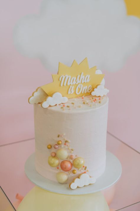 Little Masha's sunshine first birthday party – Confetti Fair Sun Birthday Cake, Sunshine First Birthday Party, Sunshine Cakes, Sunshine Birthday Cakes, Sun Theme, Sun Cake, Sunshine Theme, Sunshine First Birthday, Sunshine Birthday Parties