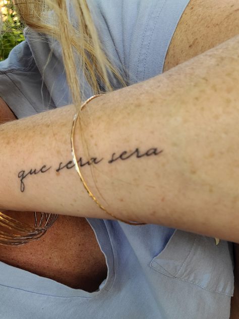 Que Sara Sara Tattoo, Tiny Cursive Tattoo, Lo Que Sera Sera Tattoo, Que Sera Sera Tattoo Ideas, Spanish Sayings Tattoos, Que Sera Sera Tattoo Fonts, Silver Lining Tattoo, Words For Tattoos, Ehfar Tattoo