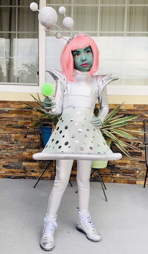 1960s inspired space girl costume and headband. Handmade by me ✨👽✨ Space Costume Kids, Outer Space Costumes, Group Space Costume Ideas, Creative Space Costume, Outer Space Costume Ideas, Alien Space Costume, Space Diy Costume, Funny Alien Costume, Future Costume Ideas