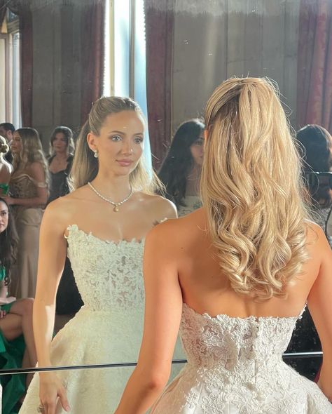 Viel Hair Bridal Hairstyles, Wedding With Short Hair, Bride Wearing Tiara, Bridal Hair Out Of Face, Wedding Guest Dress For Mom, Medium Bridal Hairstyles, Half Back Hairstyles Wedding, Effortless Bridal Hair Down, Square Neck Wedding Dress Hairstyle